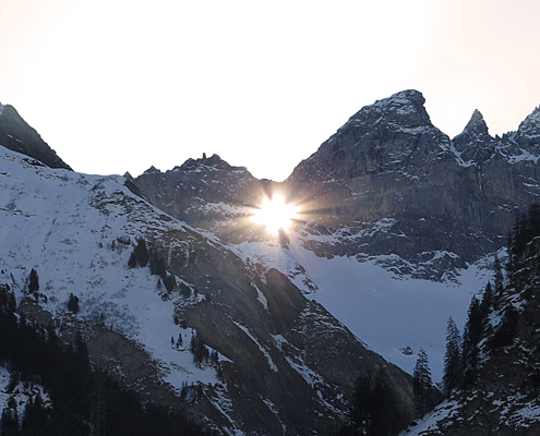 Sonnenaufgang durchs Martinsloch