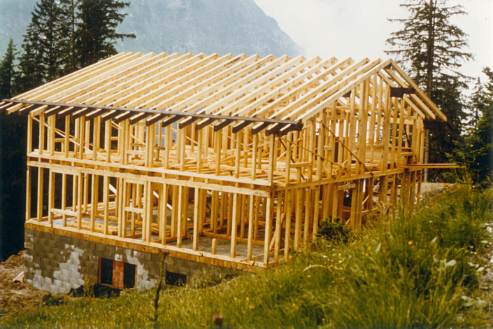 Das Holzgerippe des Skihauses
