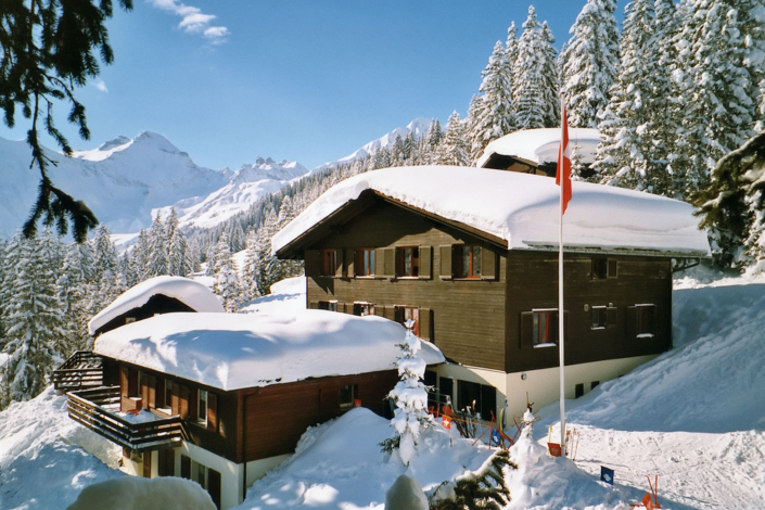 Das Ski- und Ferienhaus Alpina mit Klubhaus im Winter